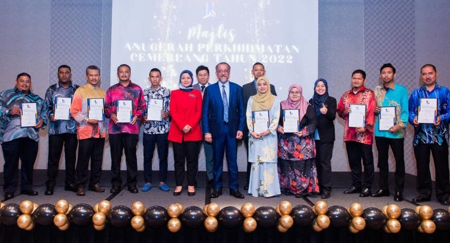 Majlis Anugerah Perkhidmatan Cemerlang Tahun 2022 dan Penyerahan Surat Tawaran kepada Penerima Pakej Sewa Beli Penjawat Awam (PHome).
