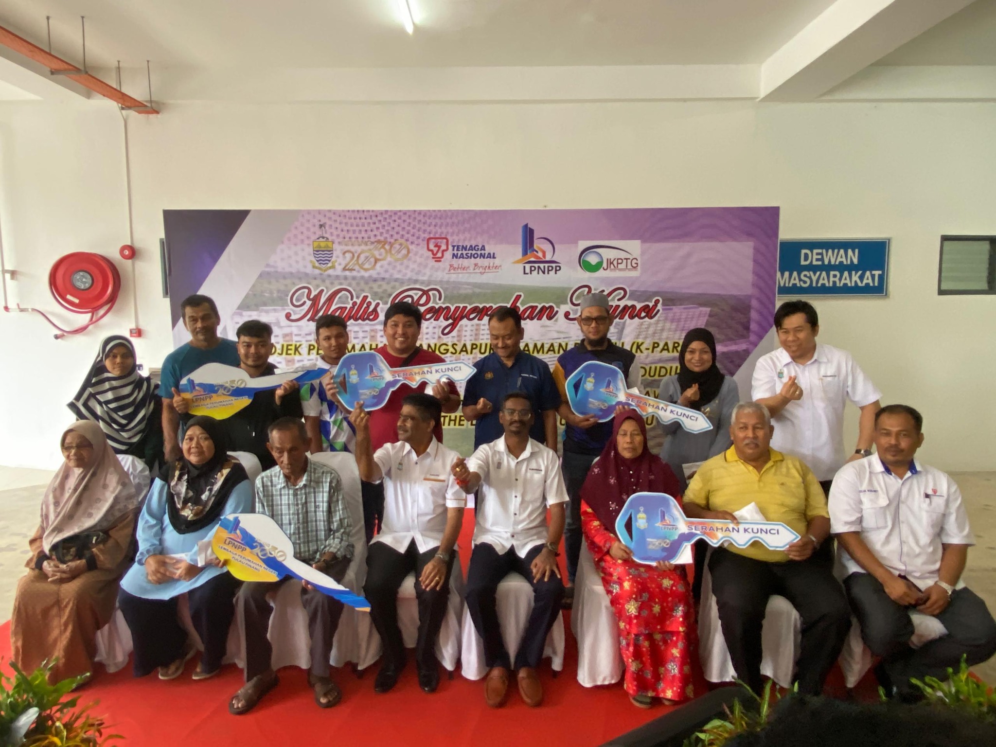 Majlis Serahan Kunci Pangsapuri Idaman Prestij (K Park) kepada 12 orang penduduk Rumah Transit yang terlibat dengan Projek Pemasangan Pencawang Masuk Utama (PMU) 275KV The Light, Batu Uban