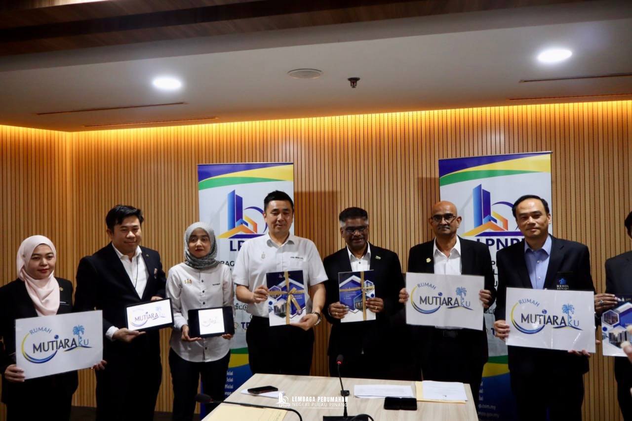 Sesi Sidang Media YB Dato’ Seri Sundarajoo A/L Somu, Pengerusi MMK Perumahan dan Alam Sekitar Pulau Pinang mengenai Penambahbaikan Garis Panduan Rumah Mampu Milik Negeri Pulau Pinang dan Penjenamaan Semula Nama dan Logo bagi Rumah Mampu Milik (RMM) kepada Rumah MutiaraKu (RMKu) bertempat di Bilik Ruby, Tingkat 31, KOMTAR.