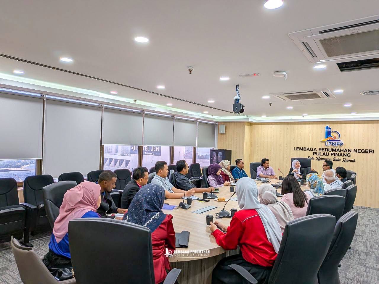 Sesi Perbincangan bersama Institusi Kewangan dan Perbankan berkenaan Skim Jaminan Kredit Perumahan (SJKP) bertempat di Bilik Mesyuarat Millenia Lembaga Perumahan Negeri Pulau Pinang (LPNPP), Paras 20, KOMTAR.